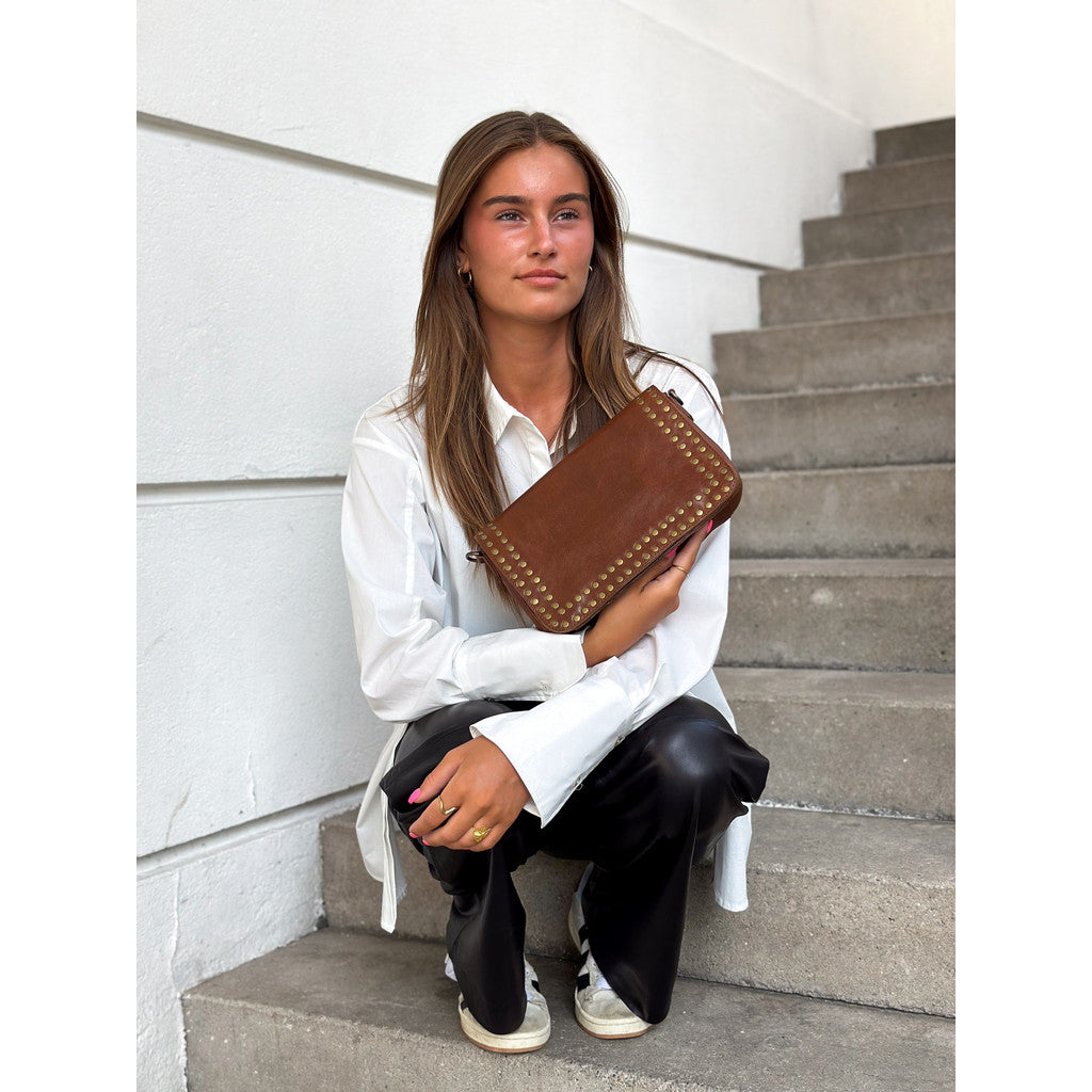 Taske crossbody med nitter fra Depeche
