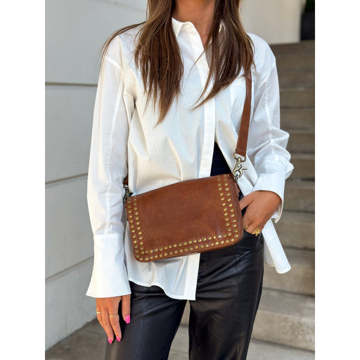 Taske crossbody med nitter fra Depeche