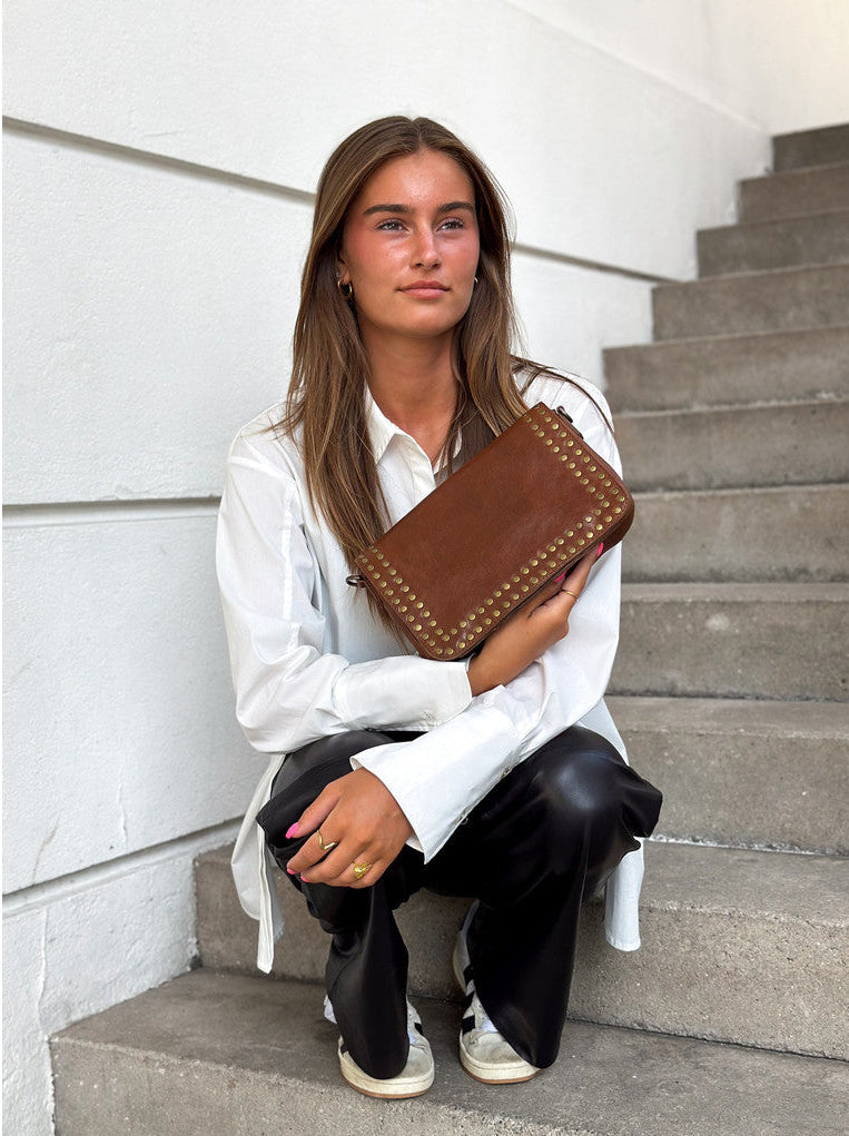 Taske crossbody med nitter fra Depeche