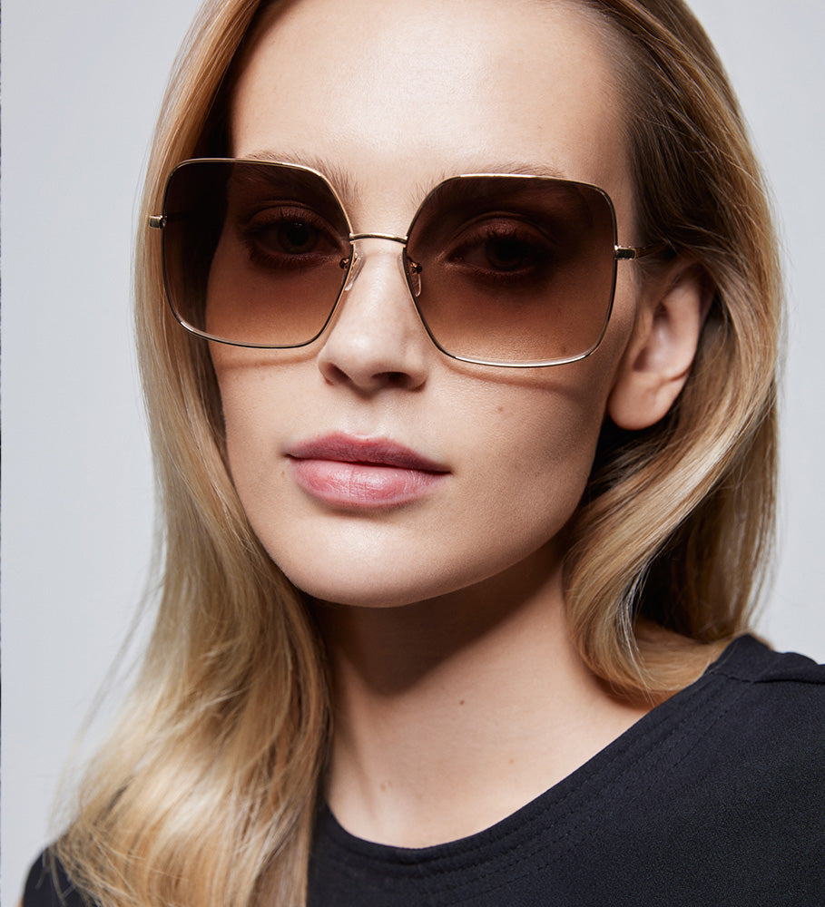 Solbrille med model Billie i gold