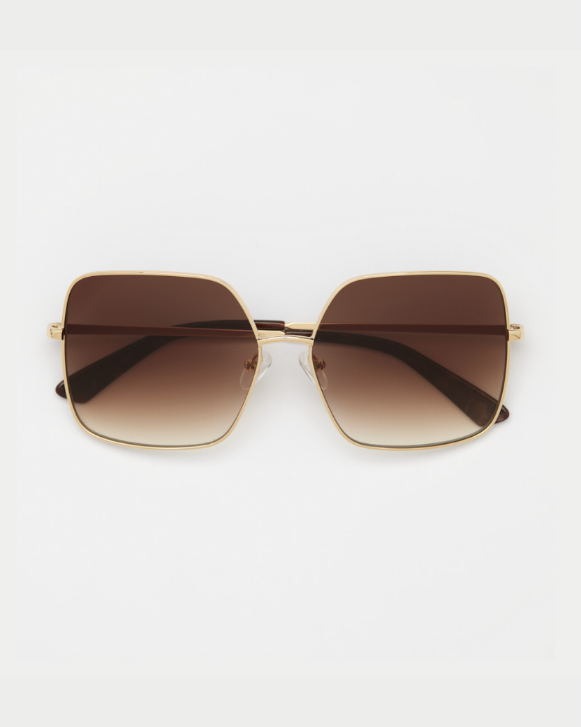 Solbrille med model Billie i gold