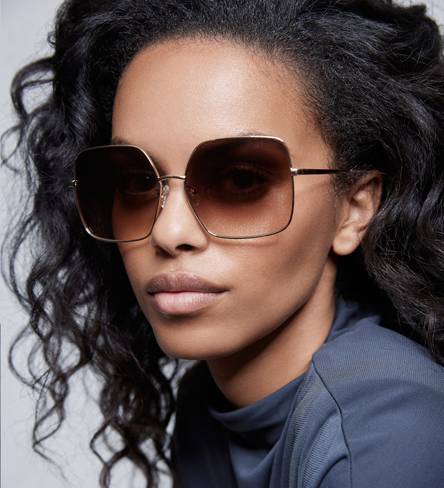 Solbrille med model Billie i gold