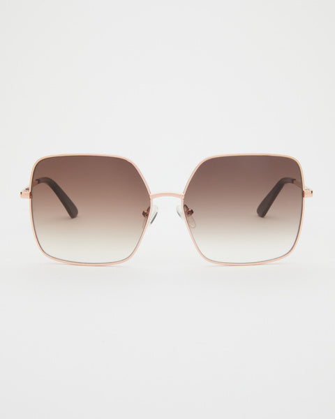 Solbrille med model Billie i rose gold med styrke